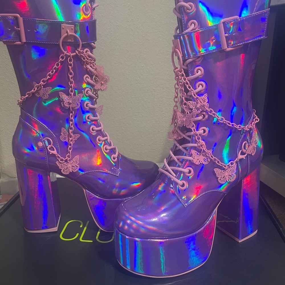 Purple holographic platforms
